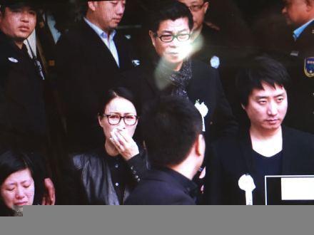 姚贝娜追悼会举行 父亲到场致辞数度哽咽